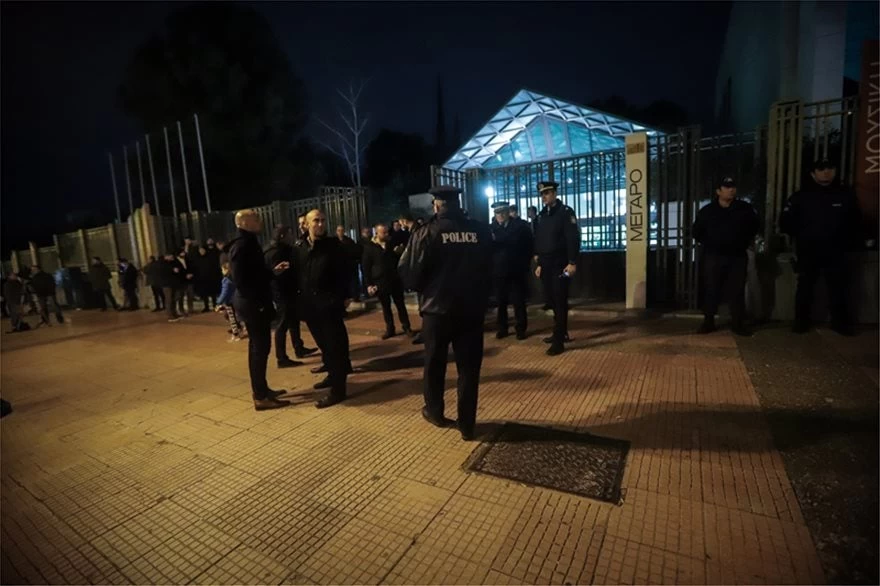 Οπου και να πάει θα το ακούει: Με «η Μακεδονία είναι ελληνική» η «υποδοχή» Τσίπρα στο Μέγαρο Μουσικής (βίντεο)